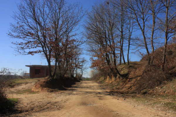 Rruga pranë fshatit Qinam.