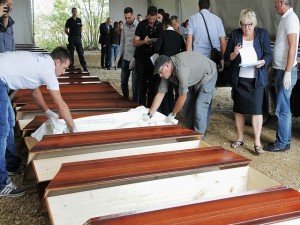 Arkivole me kufomat nga varri masiv në Rashkë presin riatdhesimin në Kosovë. Foto: EULEX.