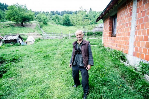 Balë Ali Hysnikaj pranë shtëpisë së tij në fshatin Stankaj. Shumë breza të familjes Hysnikaj kanë jetuar në Luginën e Rugovës | Foto nga Valerie Plesch