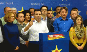 Zoran Zaev, kryetari i SDSM duke mbajtur një Kushtetutë të Maqedonisë në një konfecencë për shtyp. | Photo by: Sinisa Jakov Marusic