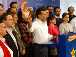 Lideri i opozitës Zoran Zaev mban në dorë skripte të bisedave të përgjuara, Shkup. Foto: Sinisa Jakov Marusic