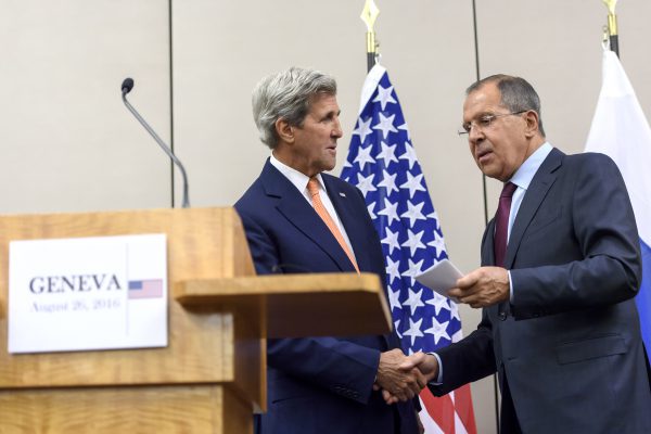 Sekretari amerikan i shtetit John Kerry, majtas, dhe kryeministri i jashtëm rus Sergey Lavrov, djathtas, i japin dorën njëri-tjetrit pas takimit të tyre në Gjenevë, Zvicër të premten 26 gusht 2016. SHBA dhe Rusia thanë se kishin zgjidhur një numër problemesh që pengonin kthimin e paqes në Siri dhe hapjen e shpërndarjes së ndihmave, por nuk kishin arritur gjithsesi një marrëveshje për t’i dhënë fund luftës brutale ku janë vrarë qindra mijëra vetë. Foto: (Martial Trezzini/Keystone via AP)