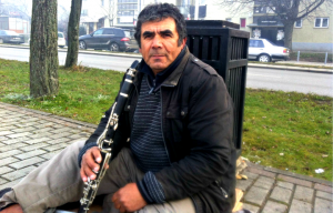 Muzikanti Rom nga Shqipëria, Safet Sherifi, luan muzikë prej pesë vitesh rrugëve të Prishtinës | Foto: Blerina Rogova Gaxha