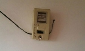 Matësi i energjisë elektrike është funksional në shtëpinë e Afërditës, por ajo nuk ka drita. Foto: Lindita Çela/BIRN