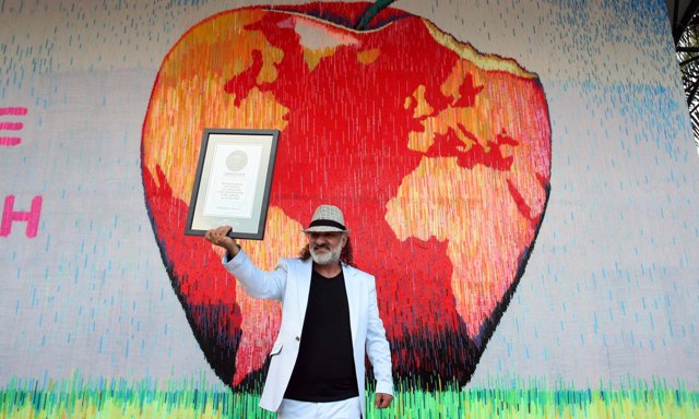 Piktori Saimir Strati, gjatë ceremonisë së marrjes të çmimit, "Guinness", për ndertimin e mozaikut më të madh në botë me pipa plastike | Foto nga : Gent Shkullaku/ LSA 