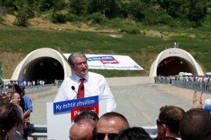 Sali Berisha duke bërë fushatë me tunelin e Krrabës në vitin 2013. Një ceremoni e tillë konsiderohet si shkelje e standardeve zgjedhore pasi zhduk dallimin mes partisë dhe shtetit. Foto: Facebook