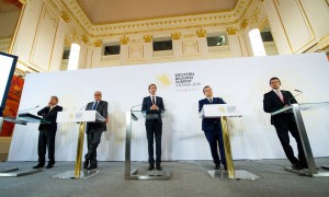 Ministri i jashtëm i Austrisë Sebastian Kurz (qendër), Ministri i jashtëm i Gjermanisë Frank-Ëalter Steinmeier (i dyti majtas), ai i Serbisë Ivica Dacic (i dyti djathtas) dhe ministri i Jashtëm i Maqedonisë Nikola Poposki (djathtas) pozojnë krahas komisionerit të BE-së për Politikën e Fqinjësisë dhe Negociatat për Zgjerim Johannes Hahn gjatë Samitit të Ballkanit Perëndimor në Vienë më 27 gusht 2015. (Xinhua/Qian Yi)