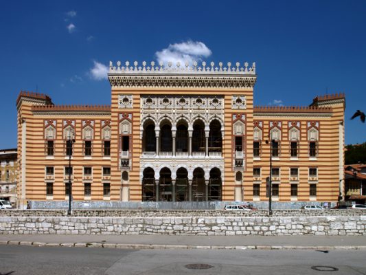 Biblioteka Vijecnica, tani e restauruar pasi u dogj gjatë rrethimit. Foto: Anadolu.
