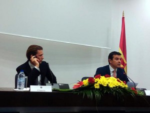Ministri i jashtem austriak Sebastian Kurz [majtas] dhe homologu i tij maqedonas Nikola Poposki ne Shkup. Foto nga mfa.gov.mk