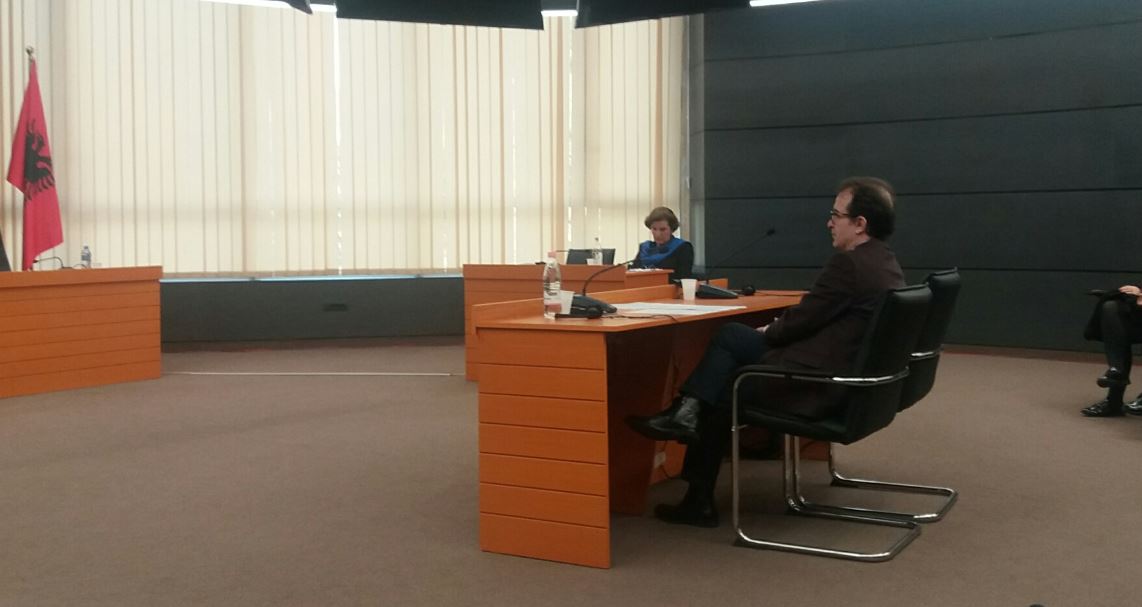 Prokurori Artur Selmani në seancën dëgjimore të Komisionit të Pavarur të Kualifikimit. 