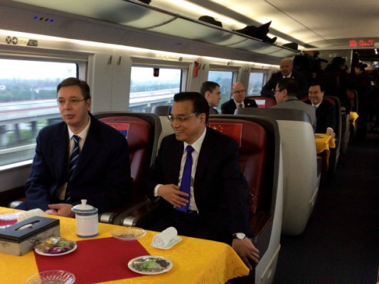 Kryeministri serb Aleksandër Vuçiç dhe homologu i tij kinez, Li Keqiang. Foto: BETA/Zyra e qeverisë serbe për bashkëpunimin me median. 