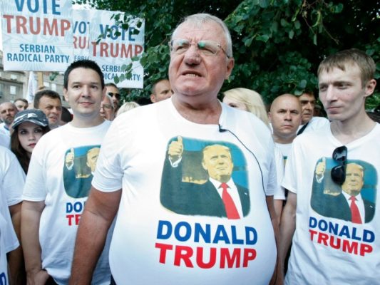 Shesheli tregoi githashtu mbështetje për Trump edhe gjatë vizitës së zv/presidentit të SHBA Joe Biden në Serbi. Foto: Beta.