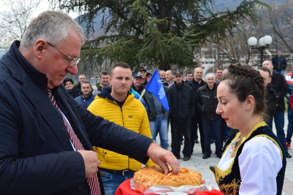 Vojisllav Shesheli duke bërë fushatë në Zlatibor. Foto: Beta.