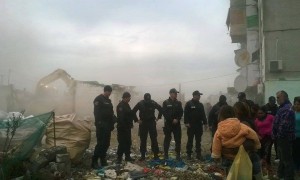 Forcat e Ndërhyrjes së Shpejtë të policisë së Shtetit duke ndihmuar IKMT në shkatërrimin e shtëpive të disa familjeve të varfra në Unazën e Re të Tiranës. Foto: Facebook
