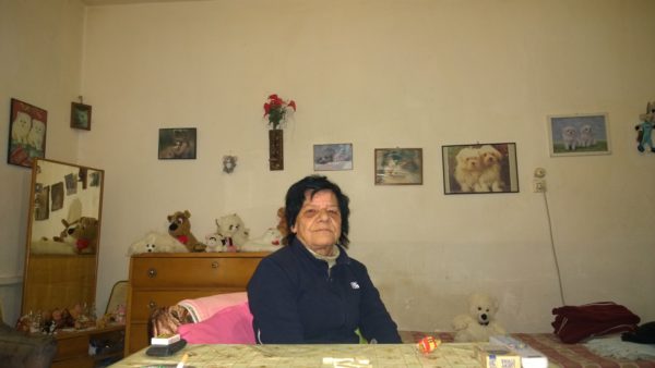 Shpresa Dervishaj në dhomën e saj brenda konviktit të ish-kombinatit të tekstileve në Berat. Foto: Erjola Hazizolli