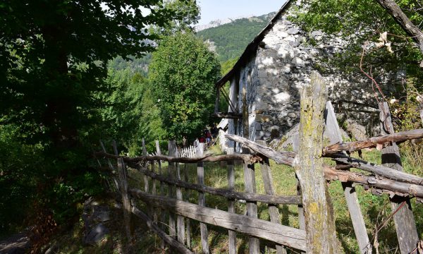 Shtëpi e braktisur pranë fshatit Ragam, i fundit në Luginën e Valbonës. Foto: Gjergj Erebara/BIRN