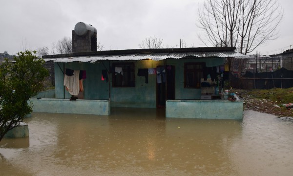 Një shtëpi e përmbytur në Babrru, Tiranë më 6 janar 2015. Foto: Gjergj Erebara/BIRN