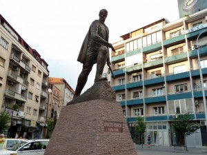 Të gjitha ndërtesat përreth statujës së revolucionarit të epokës osmane Hristo Uzunov do të kenë fasada të reja. | Foto nga Sinisa Jakov Marusic