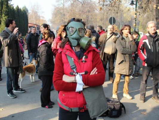 Një protestuese gjatë një tubimi kundër ndotjes së ajrit në Shkup. Foto: Anadolu