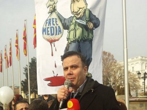 Gazetarët mbajnë një karikaturë të kryeministrit Nikola Gruevski.