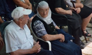 NJë çift të moshuarish marrin pjesë në festën e fshatit Sotirë | Foto nga : Gjergj Erebara