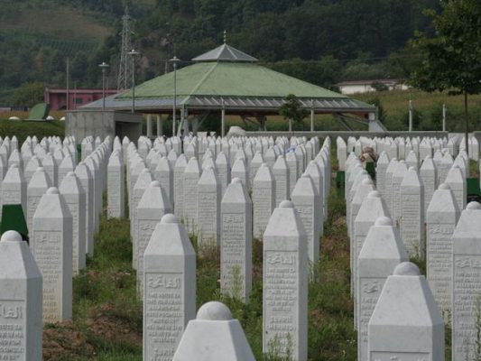 Varret e viktimave të Srebrenicës. Foto: Wikicommons. 