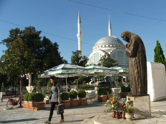 Një statujë e Nënë Terezës së Kalkutës, përballë Xhamisë së Madhe në qytetin e Shkodrës. Foto: Vladimir Karaj