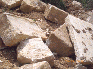 Blloqe guri të varreve antike të dëmtuara nga plaçkitësit | Foto e mundësuar nga Auron Tare