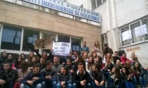 Studentët bllokojnë fakultetin e inxhinierisë së ndërtimit | Foto nga : Lëvizja për Universitetin