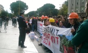Studentë dhe pedagogë protestojnë pëpara kryeministrisë | Foto nga : Lëvizja për Universitetin