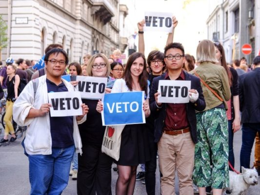 Tamara Kolaric (e dyta djathtas) mban tabelën VETO kundër kalimit të ligjit. Foto kortezi e Stefan Roch 