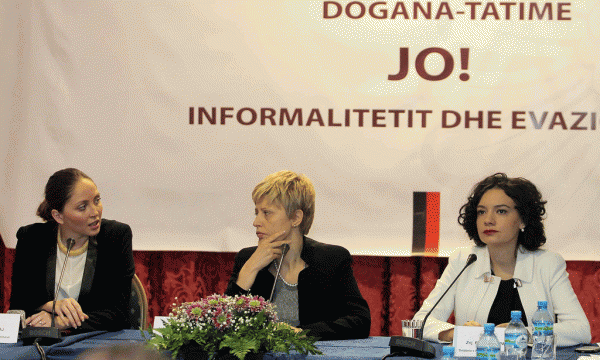 Drejtoresha e Përgjithshme e Tatimeve Briseida Shehaj, Zv/Ministrja e Financave Irena Beqiraj (aktualisht drejtoreshë e komanduar e Doganave) dhe ish- Drejtoresha e Përgjithshme e Doganave, Elisa Spiropali në Tiranë më 4 shkurt 2015 duke folur për mediat, pas nënshkrimit të një marrëveshjeje bashkëpunimi midis Doganave dhe Tatimeve, për të luftuar evazionin fiskal. Foto: LSA / GENT SHKULLAKU