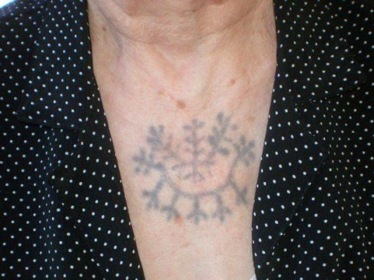 Tatuazhet e veçanta të grave në Bosnje. Foto: Facebook.