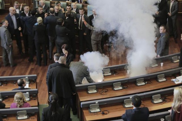 Depitetët e opozitës hedhin gaz lotsjellës në parlament | Foto nga : Ap