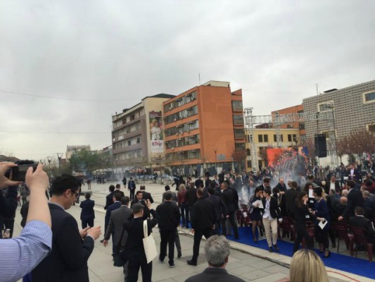 Gaz lotsjellës hidhet në ceremoninë e inagurimit të presidentit të Kosovës. Foto: BIRN