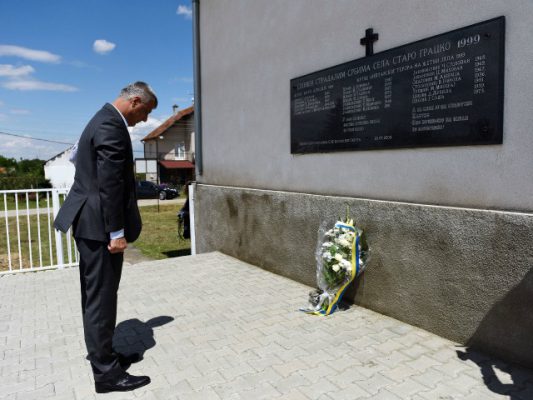 Presidenti Thaçi duke kryer homazhe në njërin prej memorialeve për serbët e vrarë. 