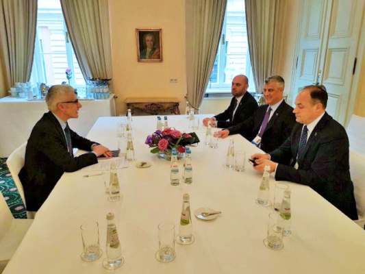 Hashim Thaçi takon zyrtarë të Interpolit në Mynih. Foto: Presidenca e Kosovës.