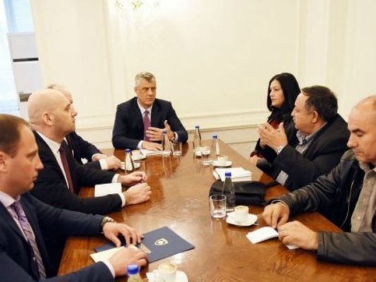 Thaçi (nëqe qendër) gjatë takimit me të afërmit e serbëve të Kosovës të zhdukur gjatë konflikit. Foto: Presidenca e Kosovës