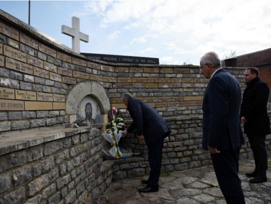 Thaçi at në një memorial serb në Hoqa e Madhe/ në dhjetor. Foto: Presidenca e Kosovës. 
