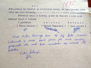 Një faqe nga dosja e përgatitur prej hetuesve të Lubonjës, ku shfaqet nënshkrimi i tij.