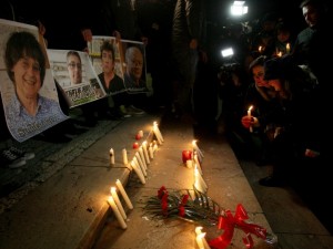Gazetarët shqiptarë ndezin qirinj në Tiranë në solidaritet me viktimat e sulmit të Parisit që humbën jetën në zyrat e gazetës së përjavshme Charlie Hebdo. | Foto nga Hektor Pustina/AP