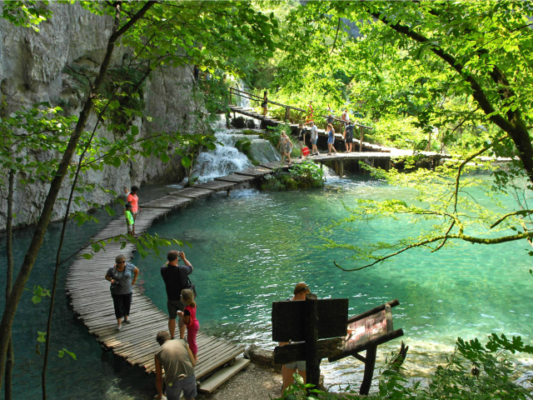 Turistët vizitojnë Liqenet Plitvicë. Foto: BETA