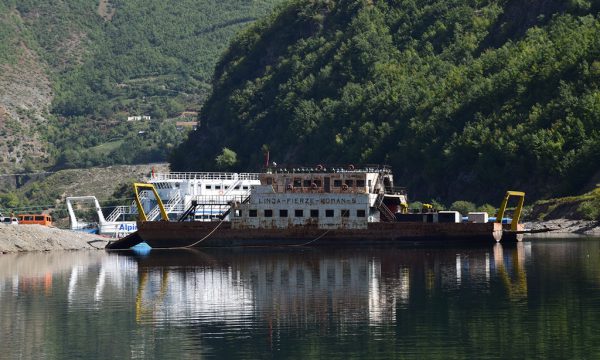Trageti i vjetër i braktisur, ndërtuar nga kantieri detar i Durrësit. Foto: Gjergj Erebara/BIRN