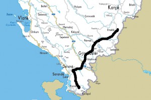 Itinerari i udhëtimit të barinjve të dhenve nga Konispoli për në Malin Gramoz në Shqipërinë e Jugut. Rreth 120 barinj nisen rreth 1 qershorit për në kullotat e Malit më të lartë të jugut të Shqipërisë me afërsisht 15,000 dele në një itinerar të përcaktuar mirë prej shekujsh. Aty, atyre u bashkohen barinj nga zona e Vlorës dhe Skraparit. Një pjesë e madhe të itinerareve të transhumancës, siç quhet shtegtimi sezonal ndër akademikë, kanë qenë zënë nga vllehët, ata që veronin mbi Vithkuq veronin në zonën e Orikumit në Vlorë ndërsa zona mes Pogradecit dhe Gramshit tentonte Myzeqenë. Por edhe barinjtë e Kurveleshit i conin delet verës në Delvinë dhe Sarandë, dhe ditët e nisjes dhe të kthimit organizonin festa, ndërsa lumjanët në Veri i nisnin për në zonën e Tiranës gjatë periudhës së komunizmit. Itinerari i barinjve konispolatë fillonte nga fshati më jugor i Shqipërisë, për në Muzinë nëpërmjet Livadhjasë, pastaj në Libohovë dhe Polician dhe kalonin malin e Dhëmbelit në Zagori për të zbritur në Petran afër Përmetit. Prej andej ata kalonin në Ersekë nëpërmjet Leshnjës dhe Barmashit dhe ngriheshin dalëngadalë nëpër stane. Barinjtë nisin të kthehen nga Gramozi prej 15 nëntorit në një udhëtim që zgjat dhjetë deri në pesëmbëdhjetë ditë dhe rreth 200 kilometra.
