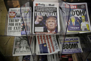 Faqet e para të gazetave duke raportuar mbi fitoren e Presidentit të Zgjedhur Donald Trump në Londër, më 10 nëntor 2016. (AP Photo/Matt Dunham)