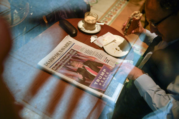 Një spanjoll po ha drekë në një bar ndërkohë që lexon gazetat spanjolle që lajmërojnë zgjedhjen e Presidentit Donald Trump të Shteteve të Bashkuara në Pamplona, në veri të Spanjës më 10 nëntor 2016. Trump mposhti Hillary Clinton dhe u zgjodh presidenti i 45-ë i Shteteve të Bashkuara. Lexo analizat në: http://www.reporter.al/project-syndicate/ (AP Photo/Alvaro Barrientos)