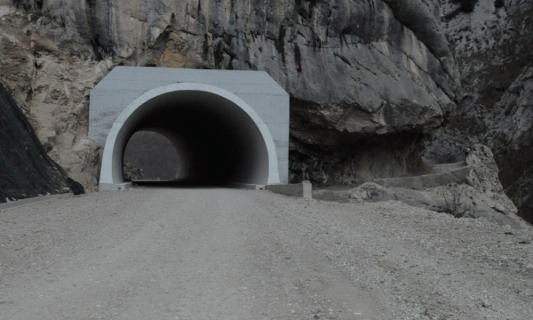 Tuneli i Tujanit pranë fshatit Brrarr i ndërtuar gjatë përpjekjeve të qeverisë për rrugën e Arbrit. Punimet janë ndërprerë që prej një viti. Foto: Gjergj Erebara/BIRN