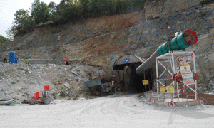 Tuneli që do të shërbejë për devijimin e lumit nga shtrati vet natyral drejt-malit. Foto: Lindita Çela
