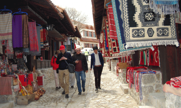 Turistë të huaj në pazarin e vjetër të Krujës. Lindita Çela/BIRN