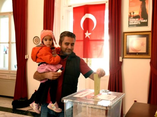 Një shtetas turk në Hungari voton për ndryshimet e nevojshme të referendumit të shtimit të fuqisë së presidentit në Turqi. Foto: Noemi Bruzak/MTI via AP